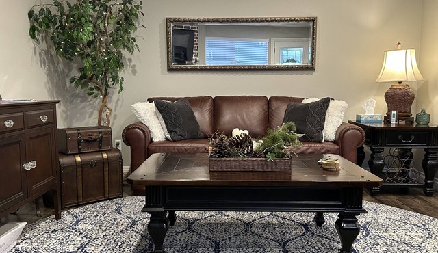 Our BEAUTIFUL 2 Bedroom DELUXE Basement Suite w/AC & NG fireplace, Kanaka Ridge