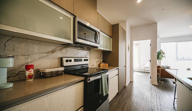 **OUTDOOR POOL**CLEAN & MODERN 2 BEDROOM SUITE. BRAND NEW!!