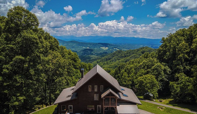 Overlook Mountain Retreat | Million Dollar Views, Fire Pit and Hot Tub! in Marshall