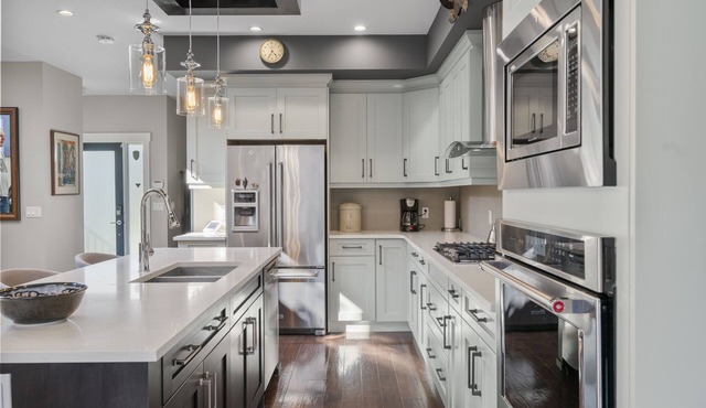 Park Side - Min to DT - 3BR - Garage - Chefs Kitchen