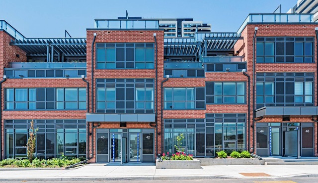 Parking! 4BR Town, Costco, Durham College, Oshawa