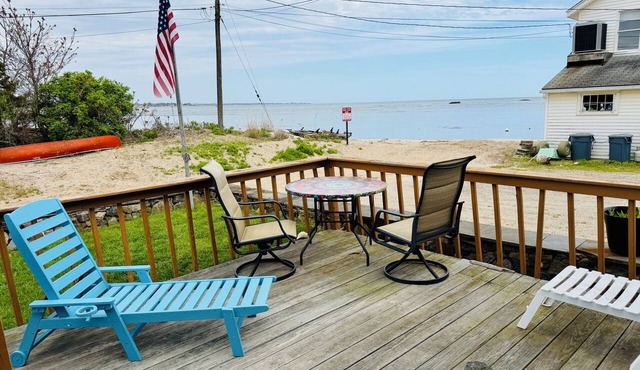 Peaceful, bright & well appointed OCEANFRONT cottage in Westbrook
