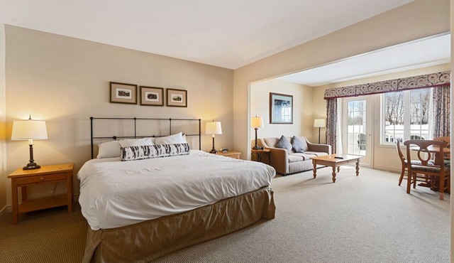 Peaceful Escape King Bed and Outdoor Activities