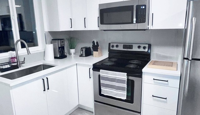 Peaceful Modern Garden Suite Near Van & YVR