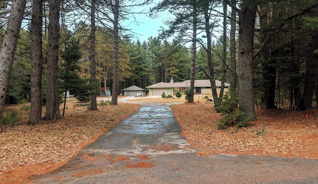 Peaceful Pines, 4 bdrm, 3 bath home tucked in just south of Minocqua in Hazelhurst