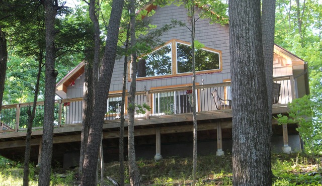 Peaceful Waterfront Cottage with Sand Beach