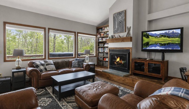 Peak Convenience: Hot Tub, Walkable Resort Retreat