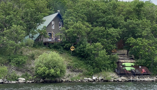 PELICANS NEST Family or couples get away with hot tub on the water