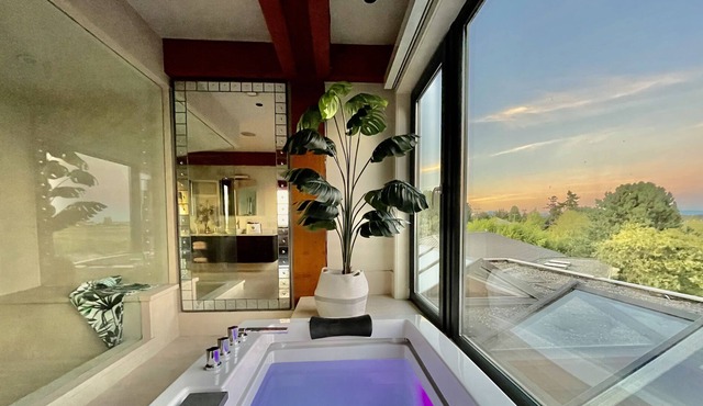 Penthouse w/Pool + Hot Tub