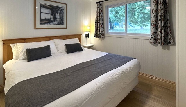 Perfect Family Getaway: Lakeside Cottages with Pool Access & Outdoor Adventures