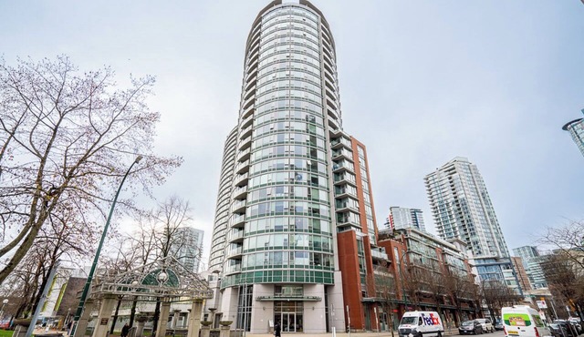 Perfect Vancouver Getaway | Central 2BR/2BA+Sofa Bed