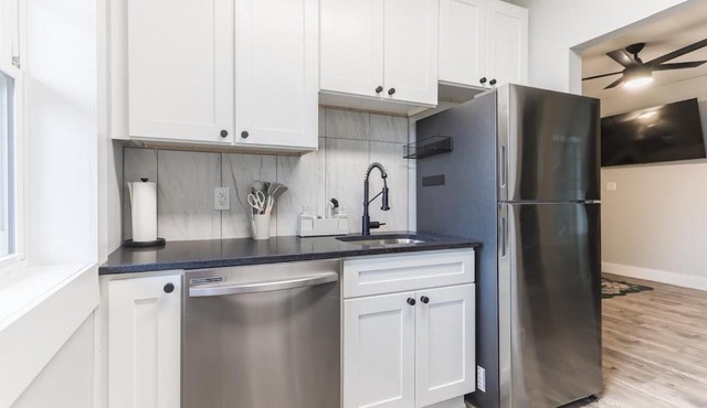 Pet-Friendly 2BR Near Edgewater with Parking