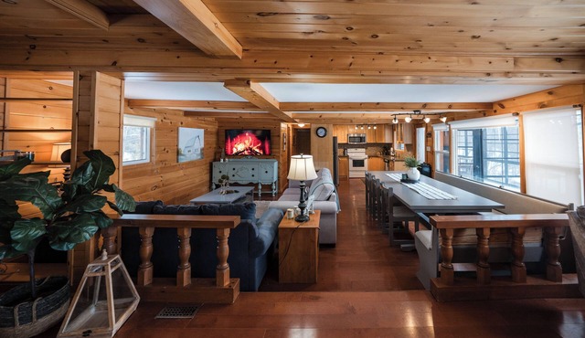 Pet-Friendly Lakefront Log Home - DOCK | CANOE | BOARD GAMES