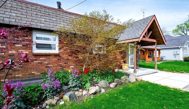 Picturesque Oceanfront Cottage with Hot-tub in Leamington, Ontario