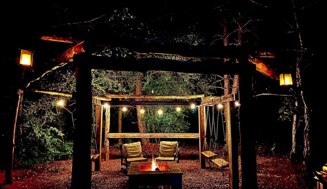 Pin Oak at Forest Villas: Swing Fire Pit Cabin, Pet-Friendly, Cook Forest
