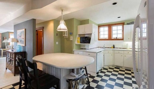 Port Stanley Village 4BR – Walk to Little Beach, Lake Views w/Hot Tub
