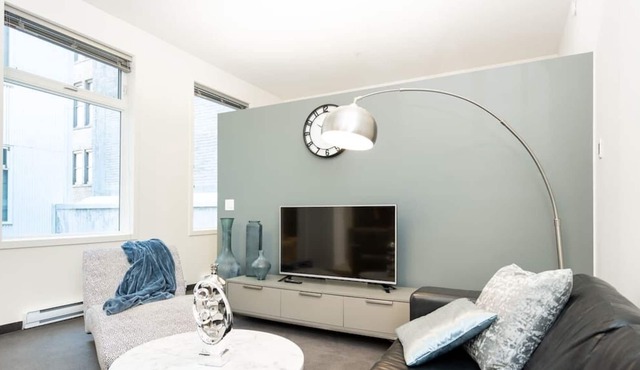 Premium 2BD Loft DT Heated Parking Rooftop Patio BBQ Gym Coffee