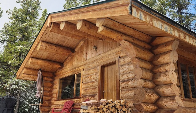 Private & Off-Grid a 'Storybook' Cozy Cabin. In the Foothills, near to Rock Lake