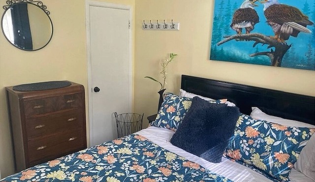 Private 1 BDR Cottage on Scenic Riverside Sleeps 4. 10 Minutes From Airport.
