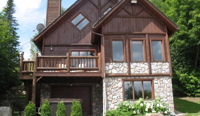 Private All Season Beautiful Chalet (L'Albatros) - Close to Golf & Ski
