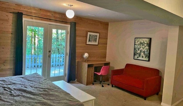 Private Basement suite, beautiful ravine! Perfect, Relaxation or Celebration 🤩 in Maple Ridge