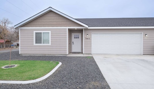 Private & Central Townhouse, Garage #788A in Hermiston
