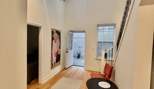 Private Cinematic Loft, Café Downstairs, Quiet Workspace with 1.5 Bath