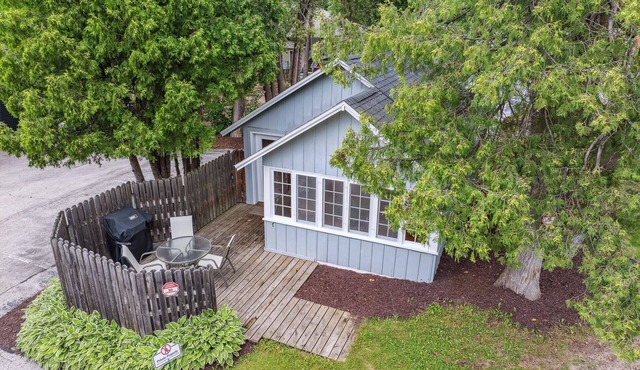 Private cottage in Downtown Fish Creek -Honeymooners paradise!