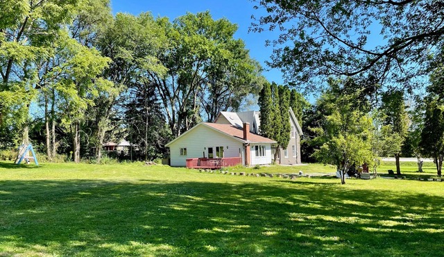 Private cottage on a 3 Acers of land! 3-min from the beach!