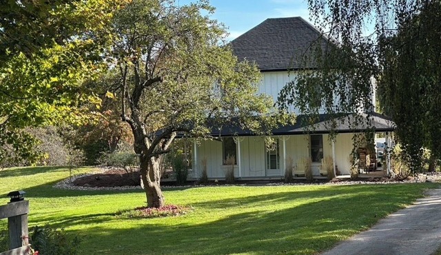Private, Cozy Country Retreat in a cul-de-sac beside a 1,000-acre nature reserve