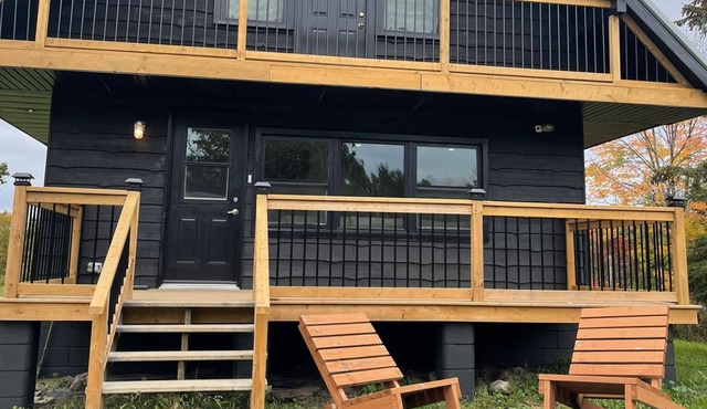 Private & Cozy Kawartha Cottage w/large deck and hot tub
