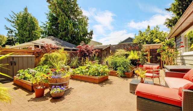 PRIVATE cozy quaint space, 1 bedroom suite with a luxury king size bed 00036280