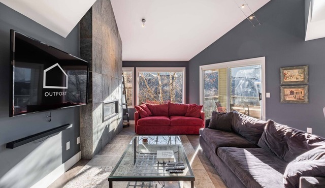 Private Hot Tub | Pets | Large deck | Free Parking