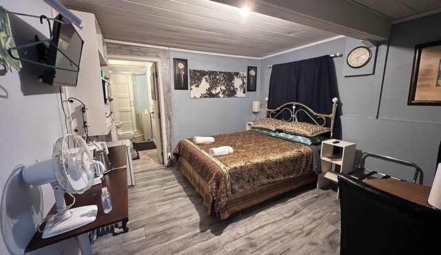 Private Retreat Entire Suite - B&B- J1