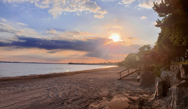 Private sand beach. Lakeview. Spacious LongBeachCottages.com – Cottage #7