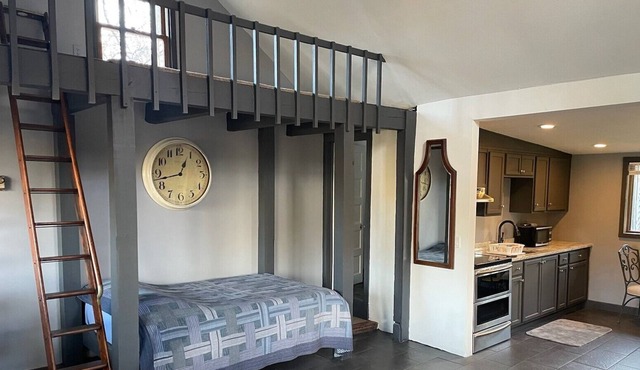 Private studio cottage, completely redone