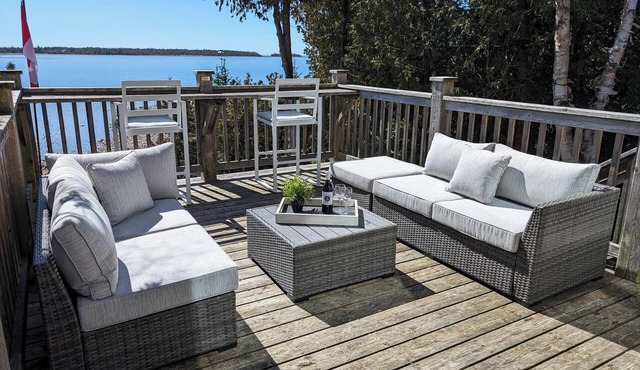 Private Waterfront Cottage on Lake Huron near Tobermory, minutes to the Grotto!