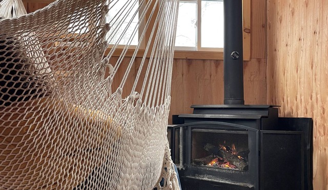 Privtate cabin-wooded trails, 5 minutes to Loon Call Lake! Pets welcome!