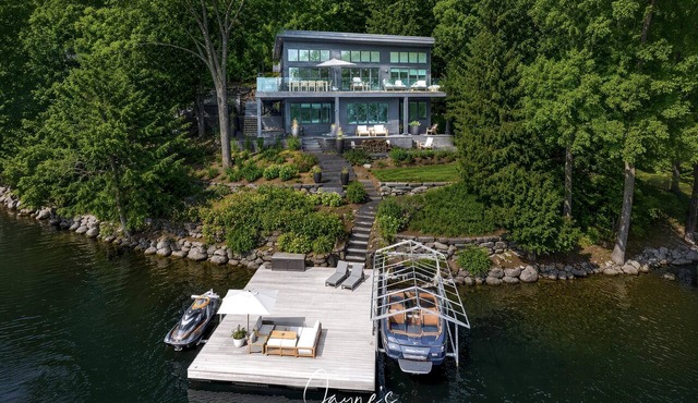 Professionally styled luxurious 4 bdrm 3 bath cottage on Lake Joe!