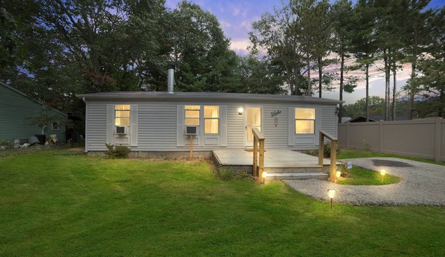 Quaint Cabin: Beach Days & Bonfire Nights – The Ultimate Summer Escape! No Central A/C