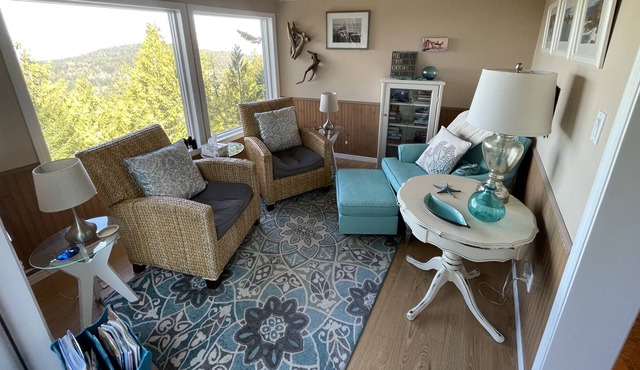 Quiet hilltop first getaway with an amazing mountain and ocean view.