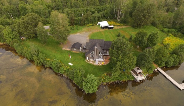 Quiet, Remote, Winter Getaway, fully serviced Lakefront home