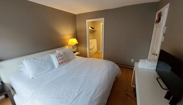 Rare gem, Waking Distance to Cranberry Golf, trails, restaurants and shops.
