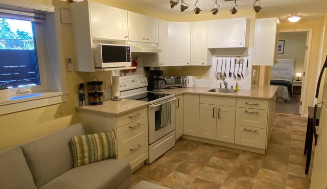 Raven’s Nest – Cozy Lower One‑Bedroom Suite