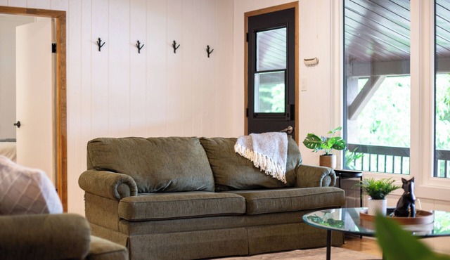 Red Berry Lodge - Waterfront & Pet Friendly!