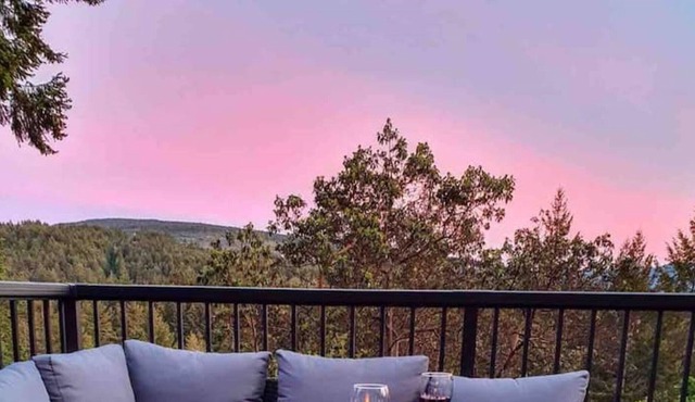 Relax at Maple Mountain Hilltop Retreat w/ Hot Tub