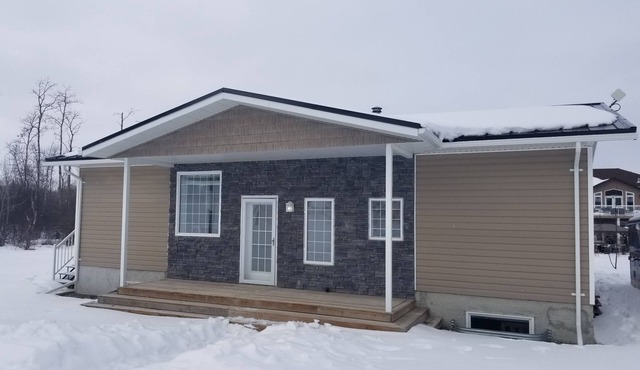 Relaxing 5 bedroom cabin at Greenwater Lake