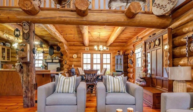 Relaxing and private waterfront log cabin