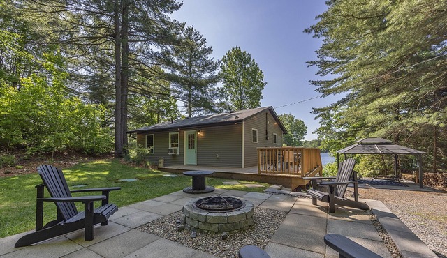 Relaxing Hidden Bay Cottage just 5 minutes from Seeleys Bay on the Rideau Canal