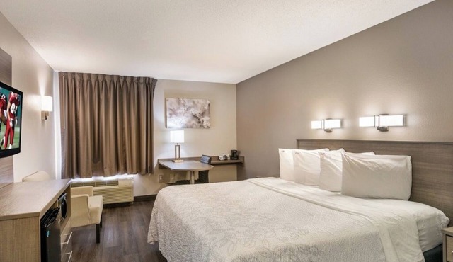 Relaxing Room w/Modern Essentials Near Salem Dining, Shopping, & Attractions in Saugus